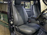 運転席側はやや使用感があるけど、破れとかはなくなかなか綺麗な感じです。禁煙車なのでもちろん穴も開いてません!