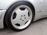 〈タイヤ〉 前:235/40 ZR18(95Y) 後:265/35ZR18(97Y) ともに9分山/純正アルミホイール