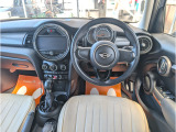 ガラスの面積が大きいので開放感のある運転席。女性の方でも視界が保たれて運転しやすいですよ。