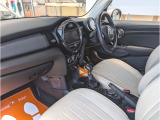 コンパクトサイズではありますが圧迫感のない造りがMINIの良さです。広さだけではなく日本車には無いデザインは魅力ですね。