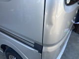 リアゲートに左側面部に凹みあり