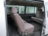 セカンドシートは回転シートになりますので、ご家族でまたキャンプに大活躍してくれる100系ハイエースワゴンのみの充実装備です。