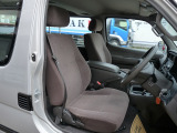 運転席シートもキレなく上質です。