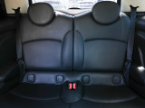 MINIならではのホールド力の高いシートを使用しております。後席には、チャイルドシートも取付可能です。
