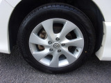 純正16インチアルミホイール。ノーマルタイヤ付き。