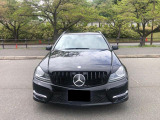弊社にてメルセデス・ベンツ C200 AMGスポーツプラスをベースに、 人気のパナメリカーナグリル(ブラック)へカスタム施工済み。