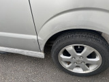 左サイドステップ・左リアクオーター下部小凹みタッチペイント跡有り。