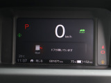 マルチインフォメーションディスプレイ[時計/カレンダー/外気温/平均&瞬間電費/推定航続可能距離/安全支援情報/タイヤ角度モニター他]やエンジンプッシュスタートシステムなども装備!!