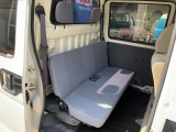 後席は純正のままです。
