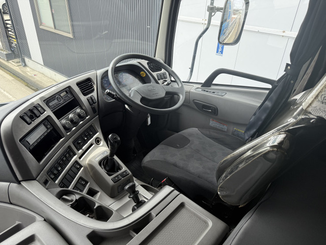 UDトラックス クオン ステンレスボディ・予備車検付 の中古車詳細