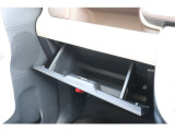車検証や取扱説明書を入れても十分な収納スペースです!
