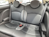 MINIならではのホールド力の高いシートを使用しております。後席には、チャイルドシートも取付可能です。