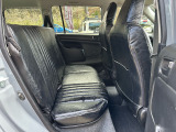 2列目は商用車のため少し狭めですが大人十分乗れます!