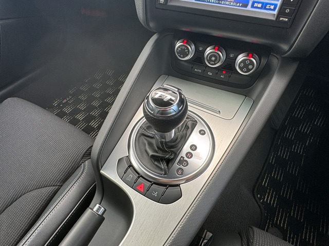 アウディ TTクーペ 2.0 TFSI クワトロ 4WD Sラインパックパドルシフト