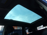 内張り電動可動式ガラスルーフ。