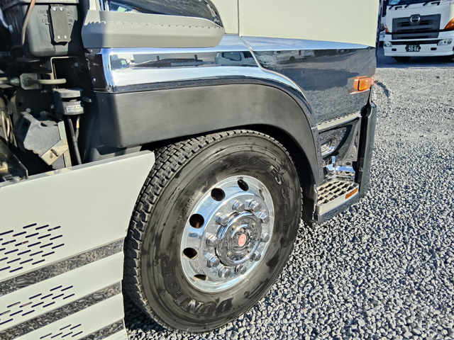 UDトラックス クオン トレーラーヘッド 450馬力 第五輪荷重11500kg の