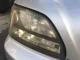 中古車によくみられるヘッドライトのくもりです。こちらも当店ではしっかり磨きキレイにして展示しております。その工程の一部をお見せいたします。
