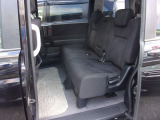 セカンドシートはベンチタイプ。8人乗りです。