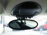 MINIらしいスタイリッシュなルームミラー装備です。