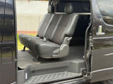 ダークプライムだから後部座席もハーフレザー!ちなみに後部座席なのにフルリクライニング可能。乗用ではミニバン以外ではなかなかないですよね。サイドステップも傷が少なくてきれいですね!
