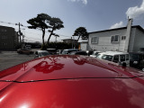 ●ルーフの傷や凹み、色褪せ塗装剥げなど見逃しやすいので是非ご覧ください☆弊社は全車ポリッシャーによるポリマー加工施工済みですので光沢に自信あります☆