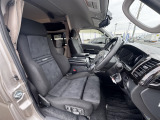 運転席はレカロ電動シートに変わっております。純正シートもありますので変更可能です。