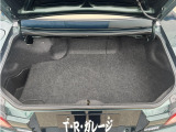トランクスペースは意外に広く普段遣いでも十分お使い頂けます。趣味の車に思われがちですが、街乗りからご旅行まで幅広くお使い頂けます。
