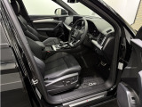 ブラックを基調としたスポーティーなインテリアは使用感の無いとても美しいコンディションです。フロアマットまで汚れのない美しさを保っています。禁煙で使われてましたので、気になる匂い汚れは有りません。