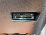 ETC車載器は運転席の足元にビルトイン。カードの出し入れがしやすいので抜き忘れ防止にもなりますね。