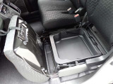☆シートアンダーボックス!小物を収納すれば車内スッキリ!助手席にスーパーの袋を置くと、ブレーキを踏んだ瞬間に倒れて散らばってしまう事ってありませんか?ここに買物袋を置けば、そんな心配も必要ありません☆