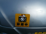 ドラレコステッカー貼ったままです&hellip;。はがすこともできますが、シール跡が残る場合がございます。それを了承の上、お考え下さい。