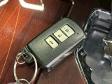 【スマートキー】 車内へのアクセス楽々、今や必須アイテムの「スマートキー」には、キー複製防止「イモビライザー」まで備わっております。