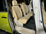 【セカンドシート】 セカンドシートは大人二人が乗っても十分なスペースが確保されております。