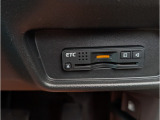 ETC車載器は運転席足元の収納箇所にビルトイン。カードの出し入れがしやすいですしカードを挿したままでも車外から見えないので防犯上も安心ですよ。