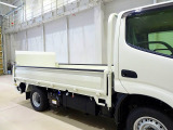 荷台内寸:312&times;160&times;38 三方開 スチールボディ 左右アオリ上部プロテクター 鳥居作業灯1個 アーム式PG/600kg付