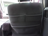 運転席シートバックにはポケットが複数あります。