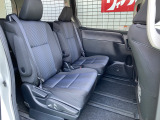 リアシートは使用感はありますが当店は全車クリーニングを実施しておりますので、とても綺麗な状態です!車内は広々としていて、ゆったりとした7人乗りです!お出かけにも大活躍!