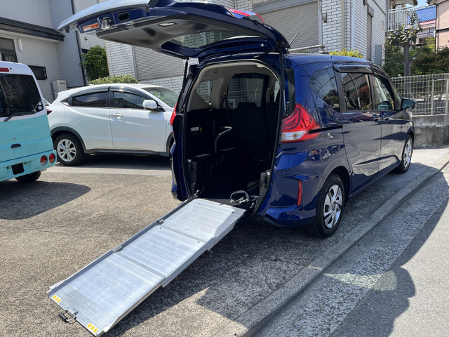 フリード+ 1.5 ハイブリッド G ホンダセンシング 車いす仕様車 手動スロープ付き 電...