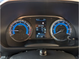ホワイト&ブルーで見やすい発色のメーターパネルです。液晶表示部には各種車輛情報を表示するインフォメーションディスプレイが備わっております。