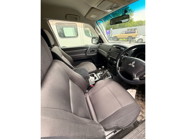 三菱 パジェロ 3.0 ショート VR-I 4WD 5速MT/4WD/車検2年付 の中古車 