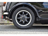 【気持ち良くご納車致します】仕上げ専門スタッフによる、専用ポリッシャーによるボディの磨き仕上げ、ホイール、タイヤハウス内側の清掃、内装の抗菌クリーニング、各部スイッチ、ハンドル、細部の清掃を行います。