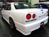 ホワイトカラー4Dセダンボディ&R34GTRVスペックNISMO仕様フルエアロ&ENKEIアルミホイール&クリアウインカー他ドレスアップ仕様車です
