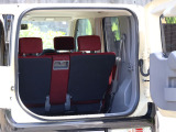 荷物を持ったままでも片手でラクに開け閉めができる横開き式のバックドアを採用!!狭い場所でもラクに荷物の出し入れができてラゲッジルームの使い勝手も良好です♪