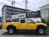 クルーキャブの4ドアモデルで後部座席もゆったりと乗車でき、乗り降りも楽です。リフトアップ!SNUGTOPトノカバー!北海道から沖縄まで全国格安にてご納車致します。ご相談下さい!
