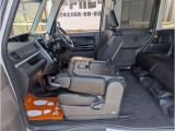 助手席を倒せばテーブルとして使用できます。ドライブの際には車内が休憩スペースにもなるので便利ですよ!