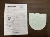 左側リアの燃料蓋に貼れる純正フュエールストライプを付属します。