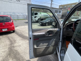 程度が悪い車が安いのは当たり前です。当店はコストを安く!薄利多売価格設定でお客様が良質安価な車両に出会える事にこだわっております。少し年式が古くても程度の良い車両は沢山あります!