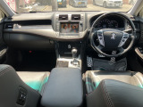 運転席&インパネ回り 後期の2500㏄はレギュラーガソリン仕様で経済的です。