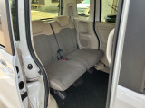 後部座席も気になるようなキズ・汚れやへたり等、大きなダメージはなく、良好な状態です。