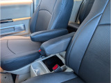 運転席と助手席にはアームレストが備わってますのでリラックスした姿勢でのドライブも可能です。